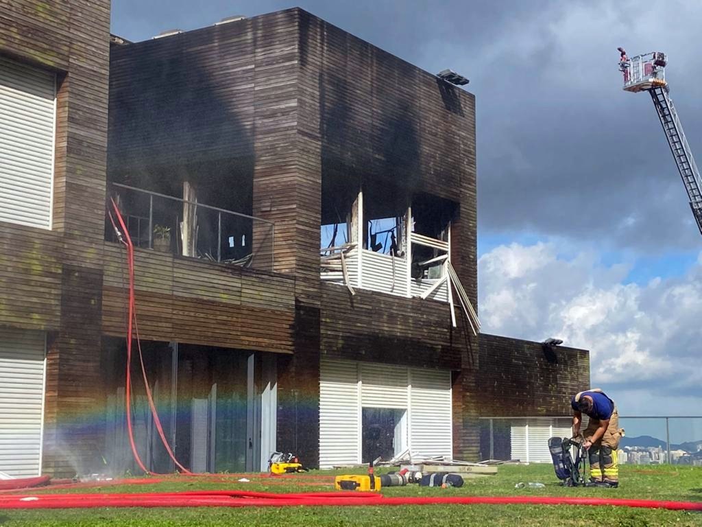 飛鵝山安達臣道女星林青霞豪宅發生三級火，消防員灌救八小時將火撲熄，全屋嚴重燒毀。