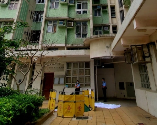 警員用帆布遮蓋屍體。林思明攝