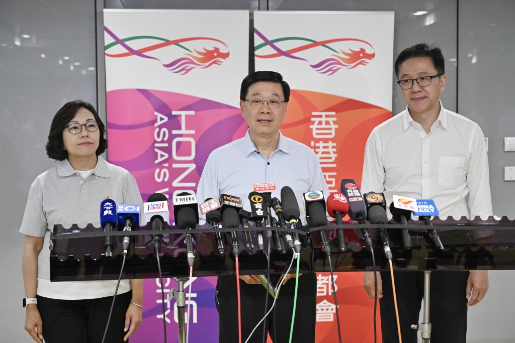 行政長官李家超(中)落區後會見傳媒。 行政長官李家超(中)落區後會見傳媒。