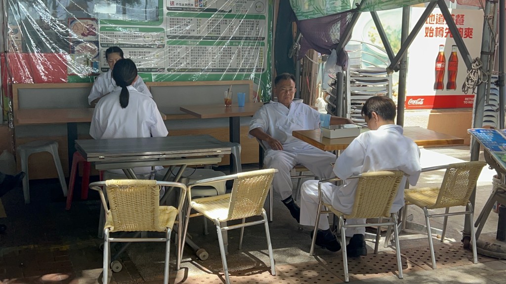 酒樓員工自行疏散。楊偉亨攝 酒樓員工自行疏散。楊偉亨攝
