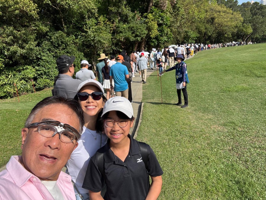 田北辰与孙女一起现场观看LIV Golf香港站赛事。