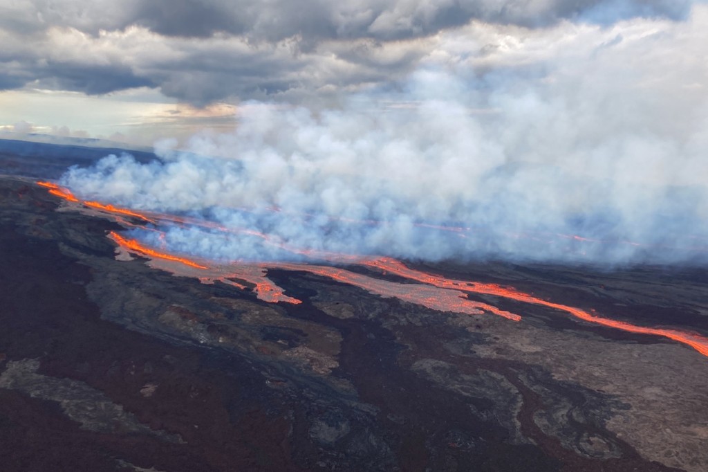 莫納羅亞火山近40年來第一次爆發。AP