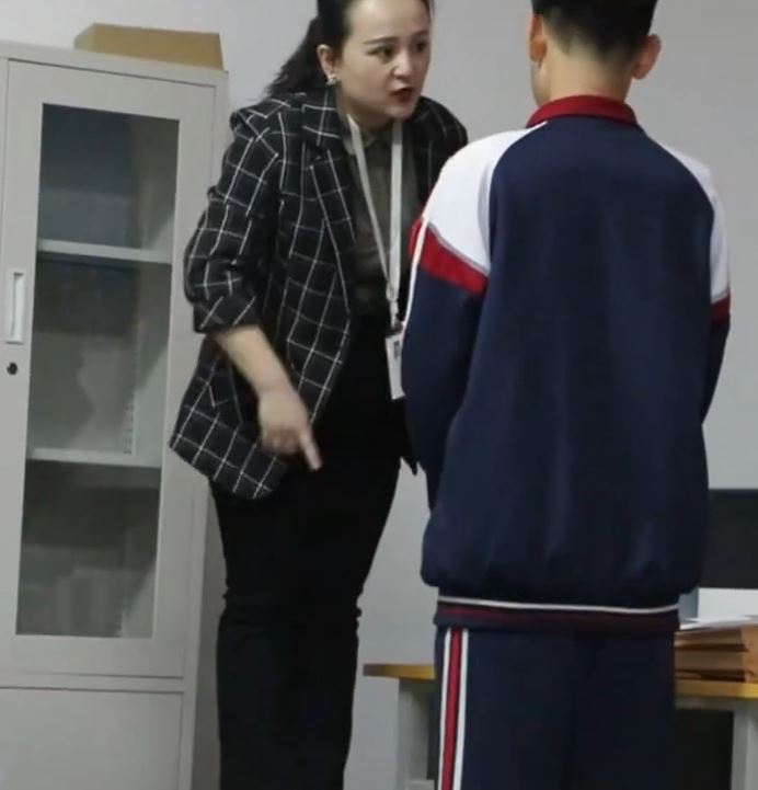新疆有教师因与学生身高太悬殊，要站在凳上才能平视学生训话。