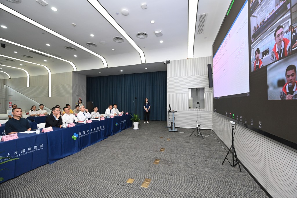 内地和香港特区的政府人员在演练前于香港大学深圳医院就整体安排再作讨论。政府新闻处图片