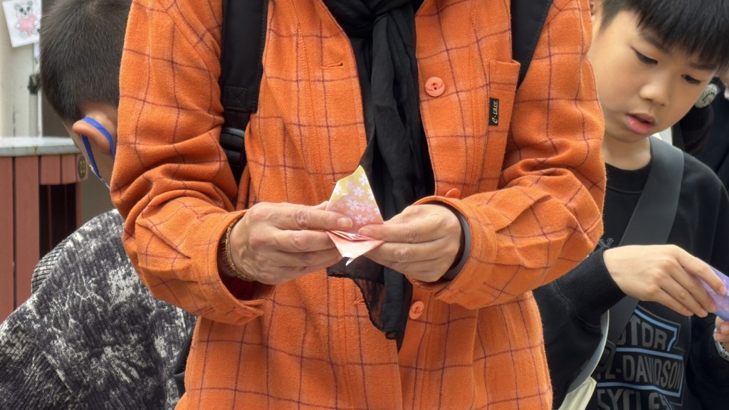 市民折紙鶴悼念死者。 市民折紙鶴悼念死者。