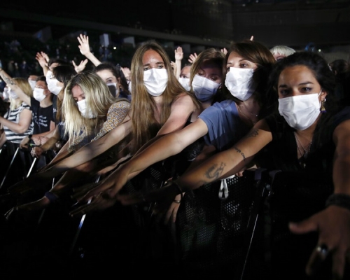 法国卫生部门举办演唱会，研究无社交距离措施下新冠病毒传播风险。AP图