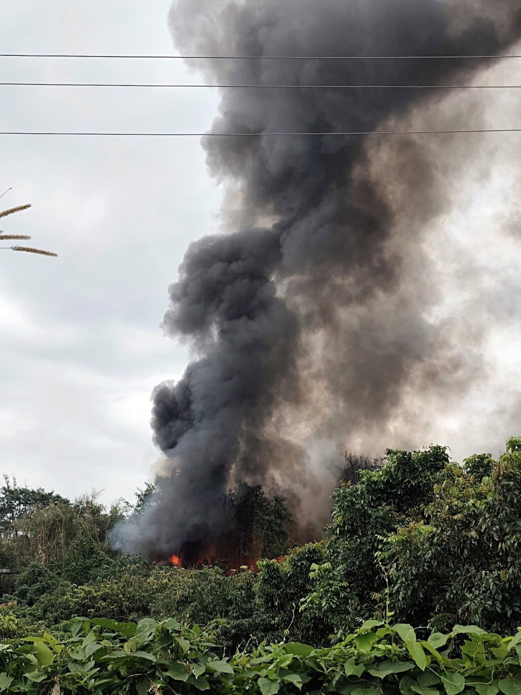車房火勢猛烈。fb：盡在元朗