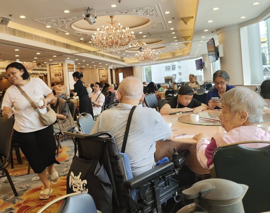 「盈圖」有不少長者熟客,可惜仍難逃結業命運。(圖片來源:「大角咀人和事」Facebook群組) 「盈圖」有不少長者熟客,可惜仍難逃結業命運。(圖片來源:「大角咀人和事」Facebook群組)