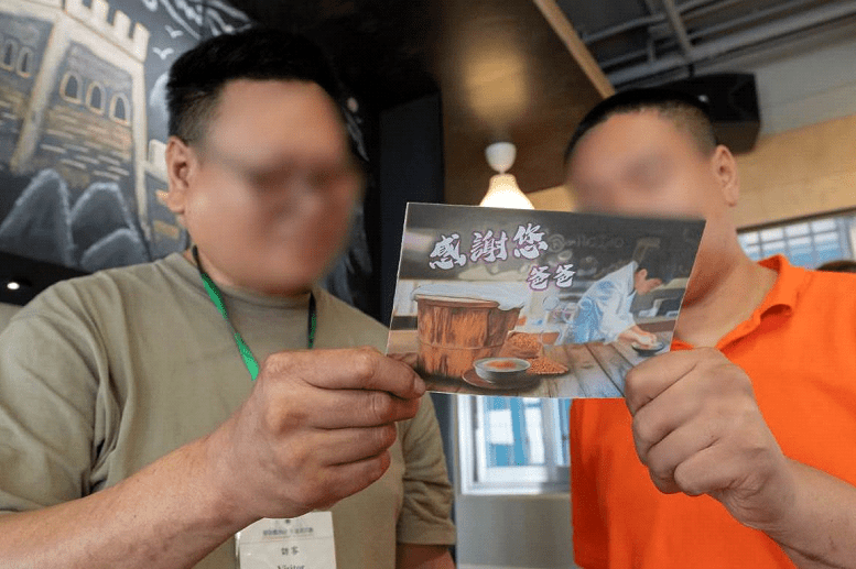 青少年在囚人士為父親送上心意卡，表達謝意。