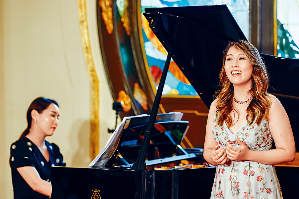 邱芷芊（右）以美妙的歌声，唱出作曲家于三百多年间写下的十多首情歌。 