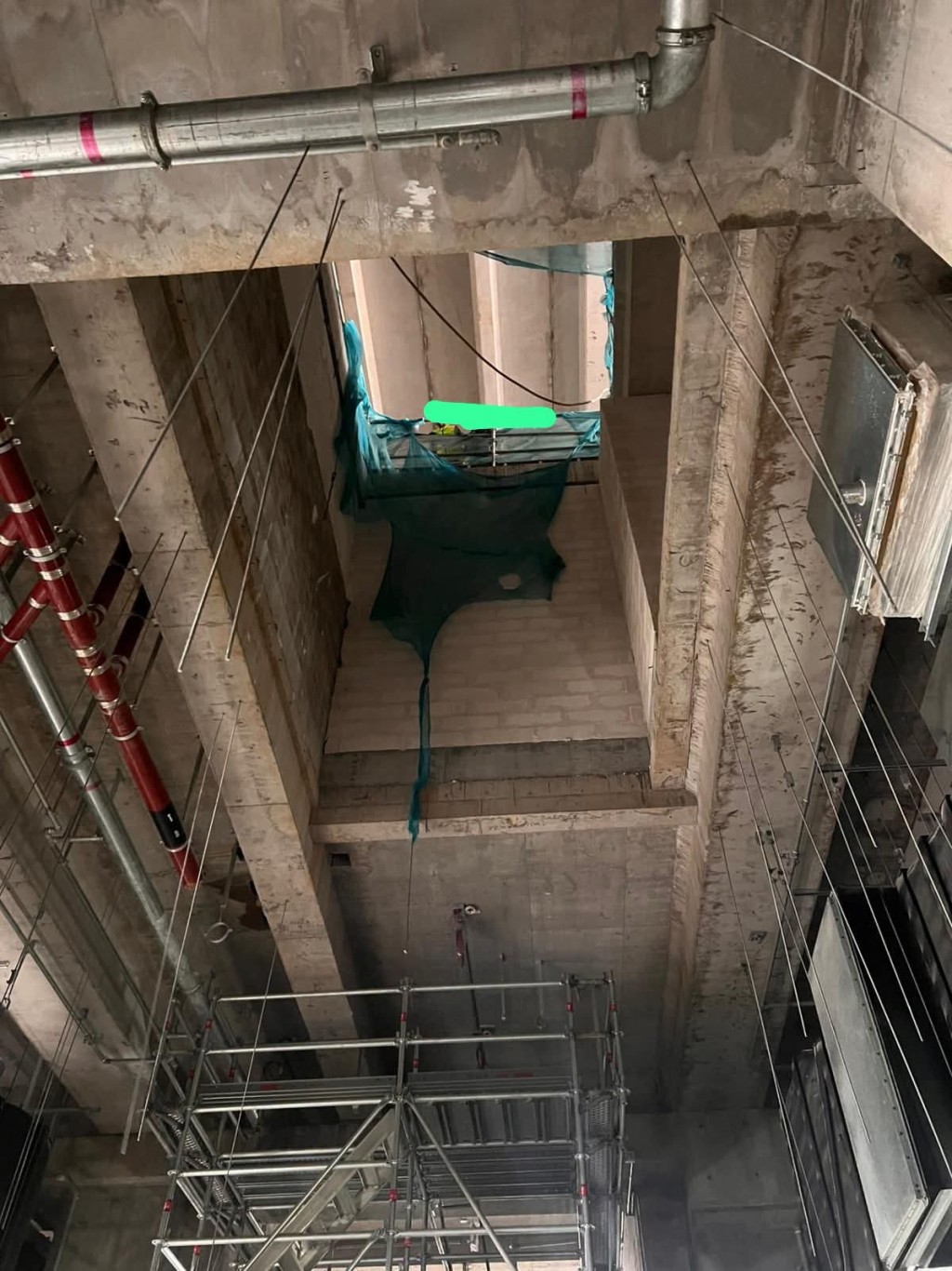 東涌東站內一幅今日剛開始砌建中的磚牆,疑因工人在推動一部盛載建築物料的唧車時,不慎撞倒,意外導致磚頭散落,部分並跌至下層。holic__alco@Threads圖片 東涌東站內一幅今日剛開始砌建中的磚牆,疑因工人在推動一部盛載建築物料的唧車時,不慎撞倒,意外導致磚頭散落,部分並跌至下層。holic__alco@Threads圖片