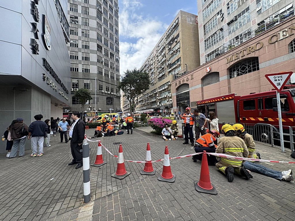 消防到場救人。網圖 消防到場救人。網圖