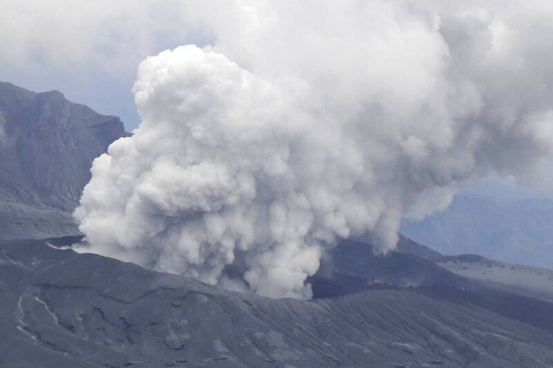 阿蘇中岳火山活動急增，氣象廳將噴火警戒提升到第3級。美聯社
