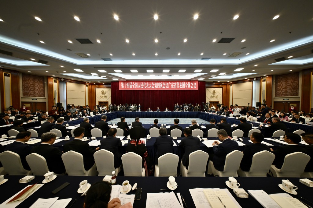 全國兩會正於北京舉行，廣東省代表團（6日）舉行全體會議。