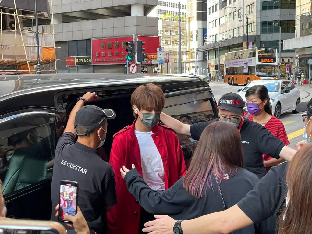 姜濤落車時,由數名保鑣拉起人鏈護送。