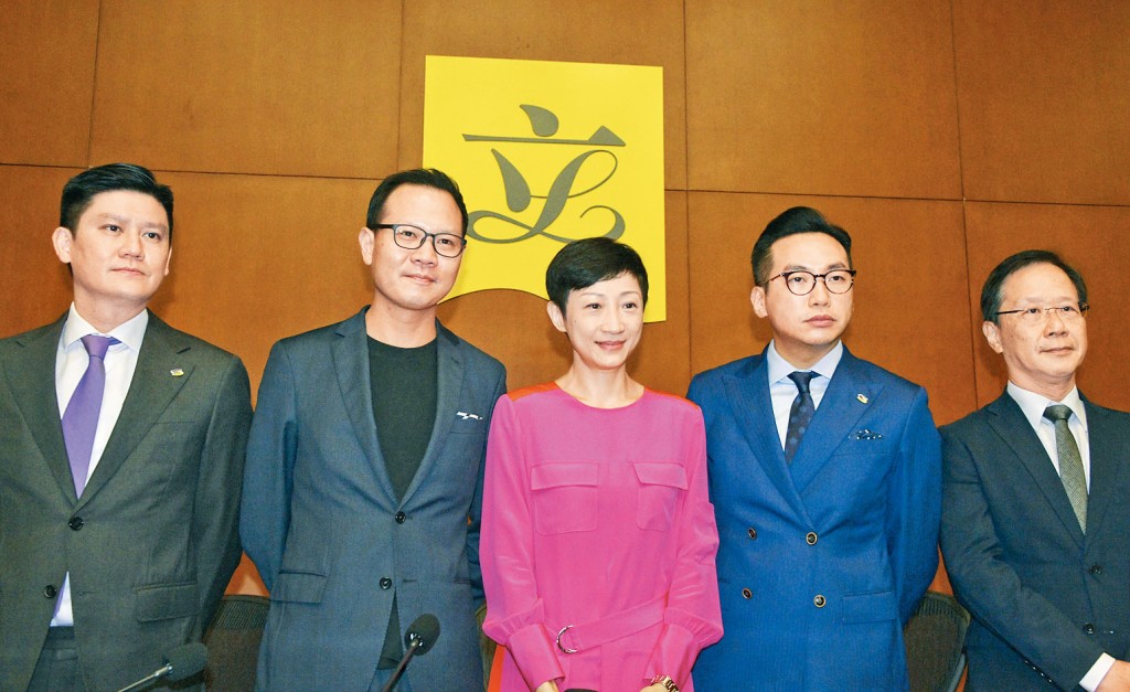 鄭達鴻指公民黨黨團地位凌駕執委,「執委好似橡皮圖章」。時任黨團成員包括(左起)譚文豪、郭榮鏗、陳淑莊、楊岳橋及郭家麒等。