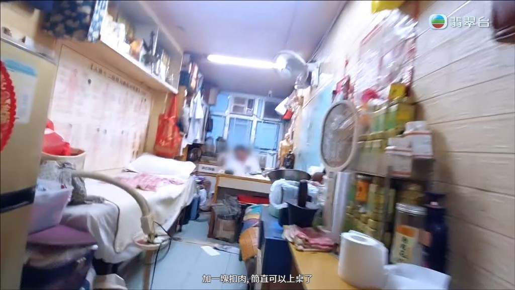 診所內環境雜亂，診症床旁邊堆滿雜物。