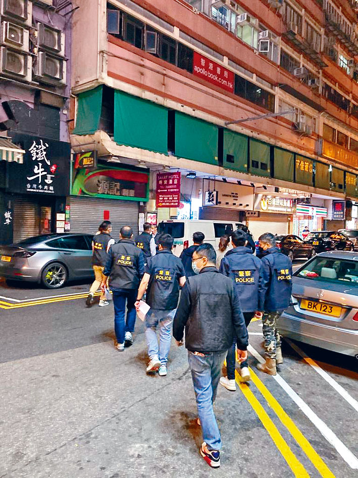 ■警方聯同食環署及控煙辦人員巡查尖沙嘴區處所。