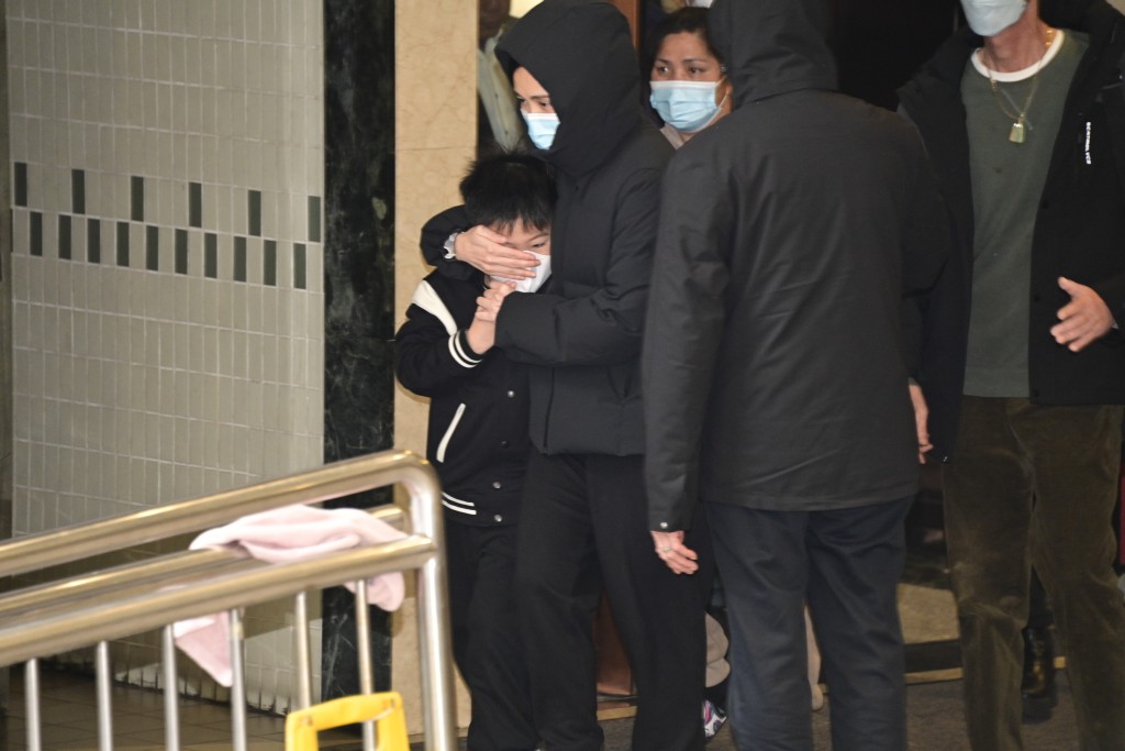 其间有人为两名小孩遮掩面部，以免被拍摄，未知是否柳俊江的子女。