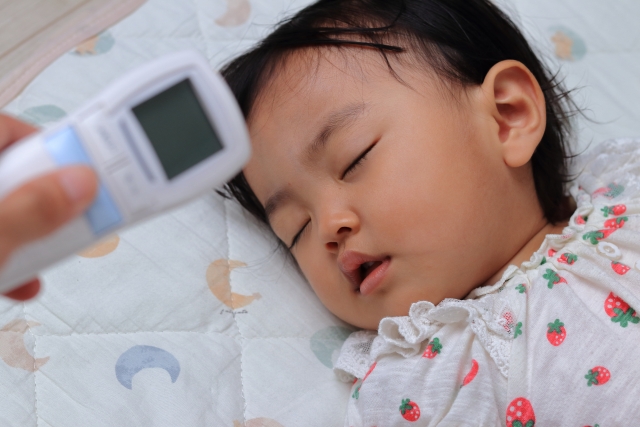 港英兩地醫療不同，如果仔仔高燒沒有藥物，你會怎樣做？（示意圖/圖片來源：PhotoAC）