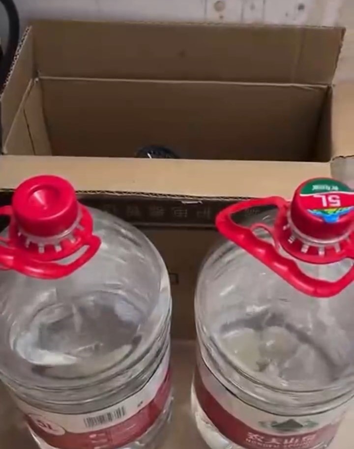 水樽內的水出現晃動。 水樽內的水出現晃動。