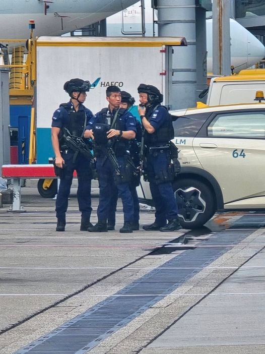 警員們穿防彈背心及荷槍實彈。香港機場實況討論區FB