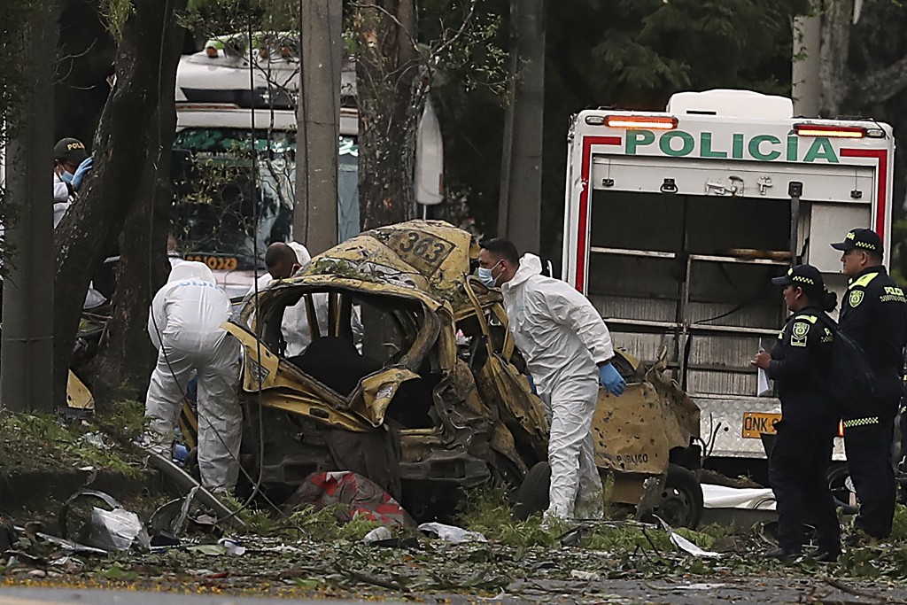 警方在汽車炸彈現場蒐證。美聯社 警方在汽車炸彈現場蒐證。美聯社
