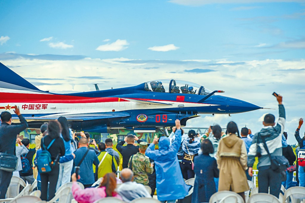 「20系列」战机亮相长春，现场观众激动。