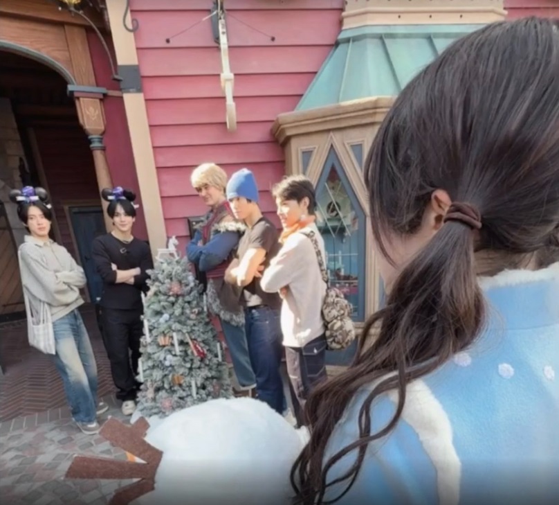 當日Sakibon正排隊等着與《魔雪奇緣》Kristoff互動，卻被JO1四位成員「打尖」。