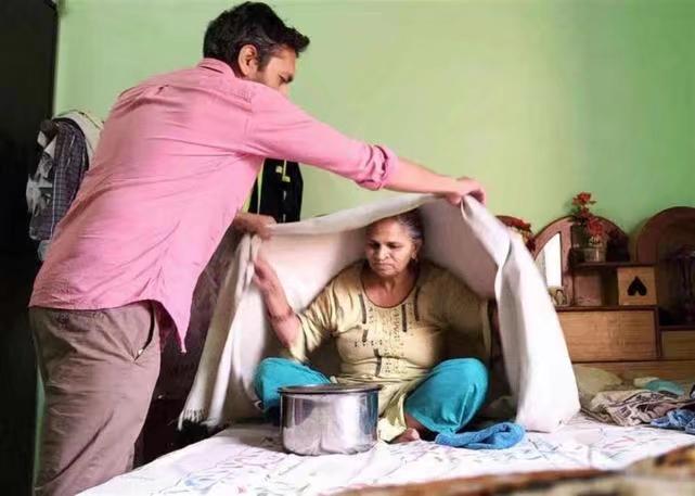 阿賈伊用蒸汽每天三次，清理母親的氣道。