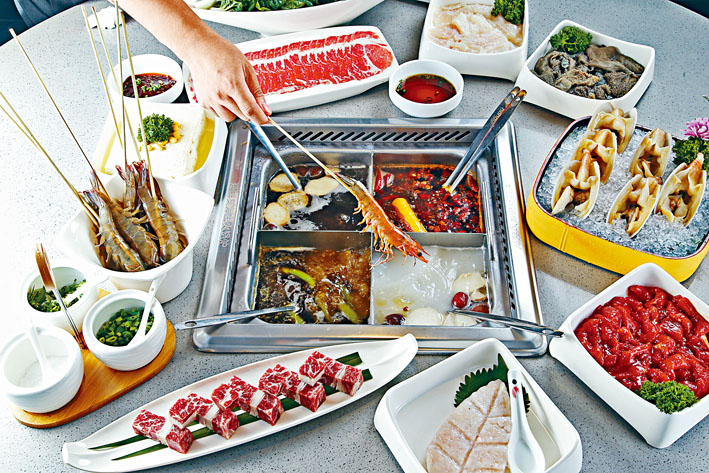 四宫格火锅，可自选汤底如青椒（左前）、三鲜（右前）、菌汤（左后）及清油麻辣（右后），各$38。另可柯打各款肉食及海鲜等，自由配搭。