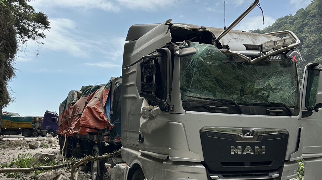 花蓮地震，貨車被落石砸中司機當場死亡。