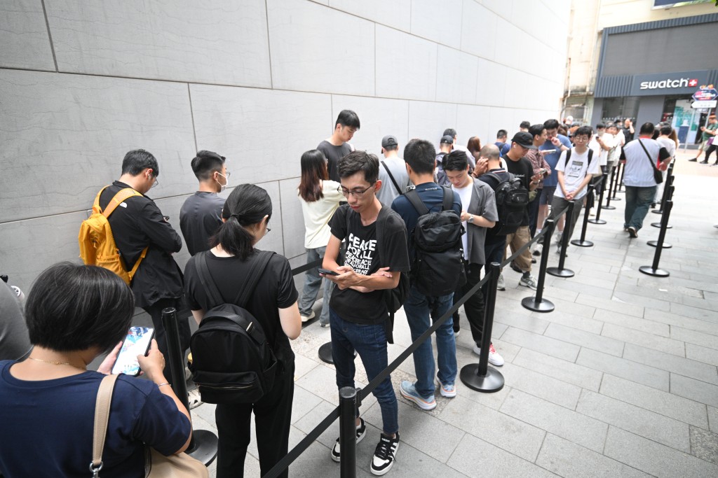 Apple 店門外已有逾百人排隊輪候取機。