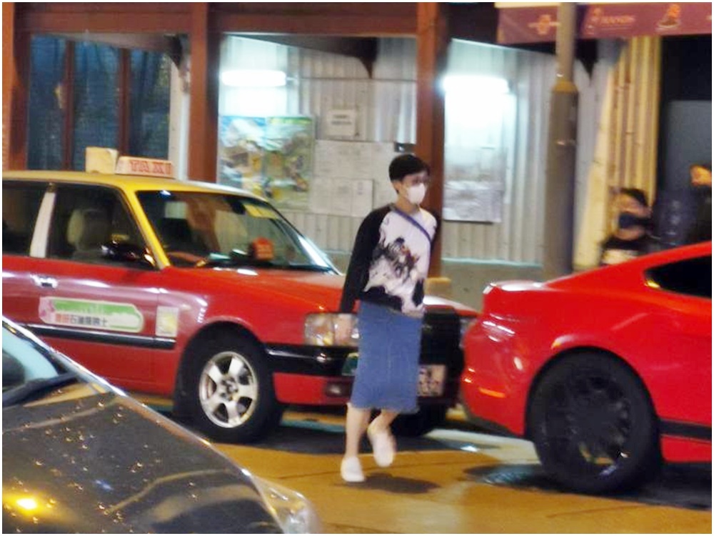 陳淑莊離開酒吧。資料圖片