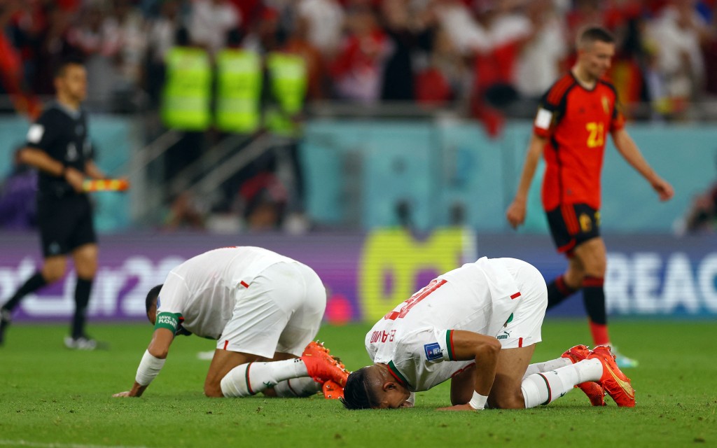 摩洛哥球員贏波後親吻草地慶祝。REUTERS