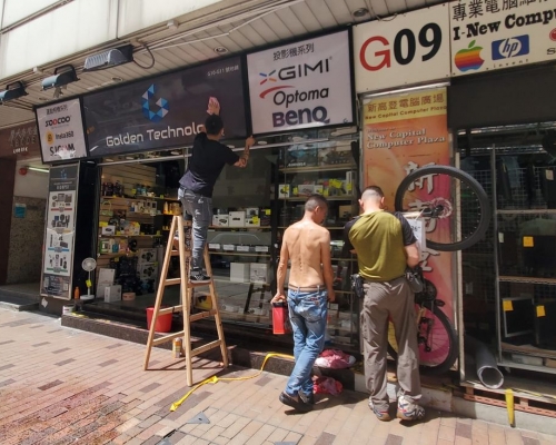 現場是元州街新高登電腦廣場地下一間售賣影音產品的店舖。