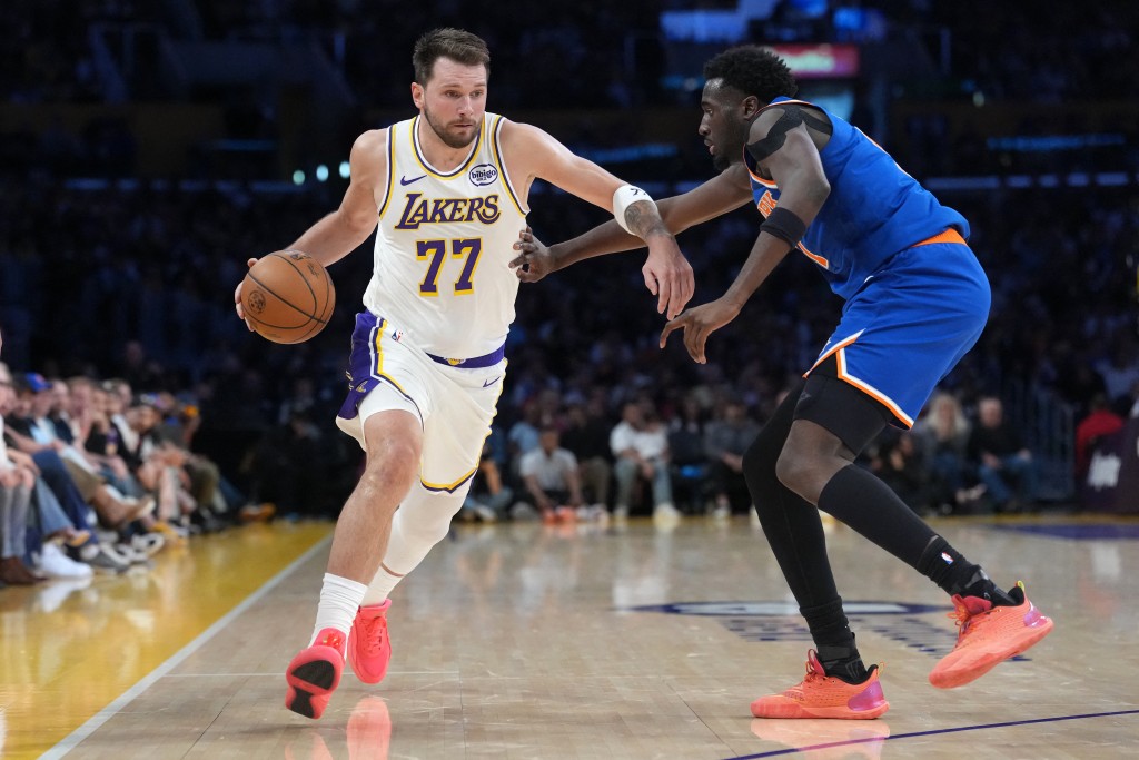 當積和李維士合力狂轟60分以110:97輕鬆贏紐約人。路透社