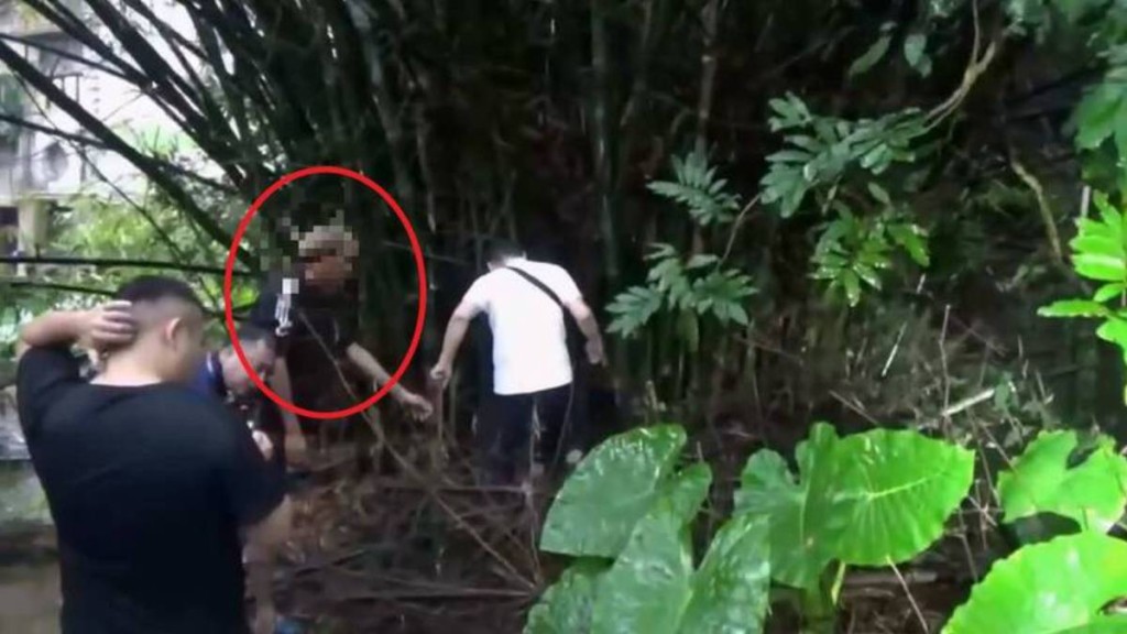 黄男当年带警方回弃尸处。自由时报