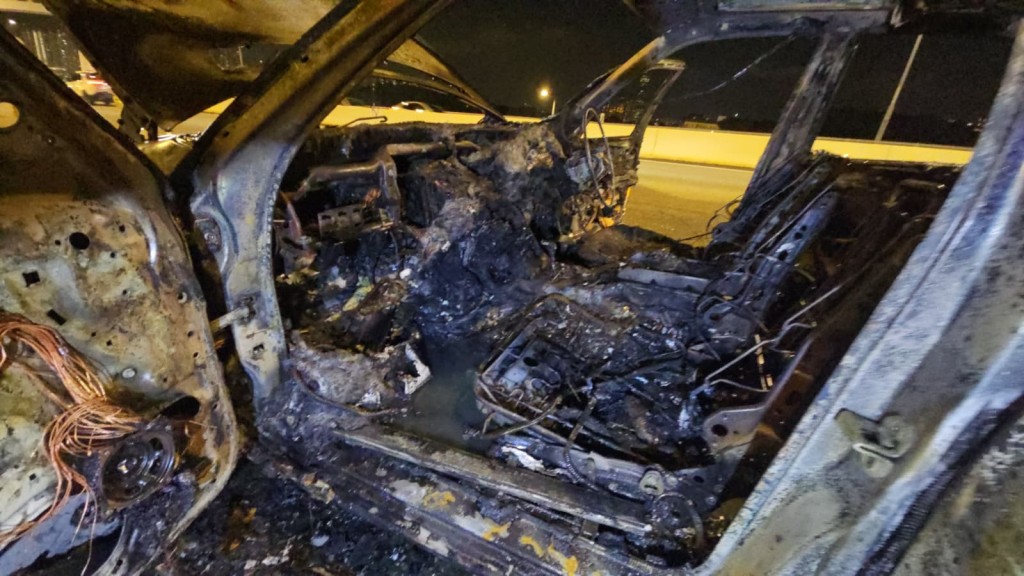 平治私家車車廂嚴重焚毀。黎志偉攝 平治私家車車廂嚴重焚毀。黎志偉攝