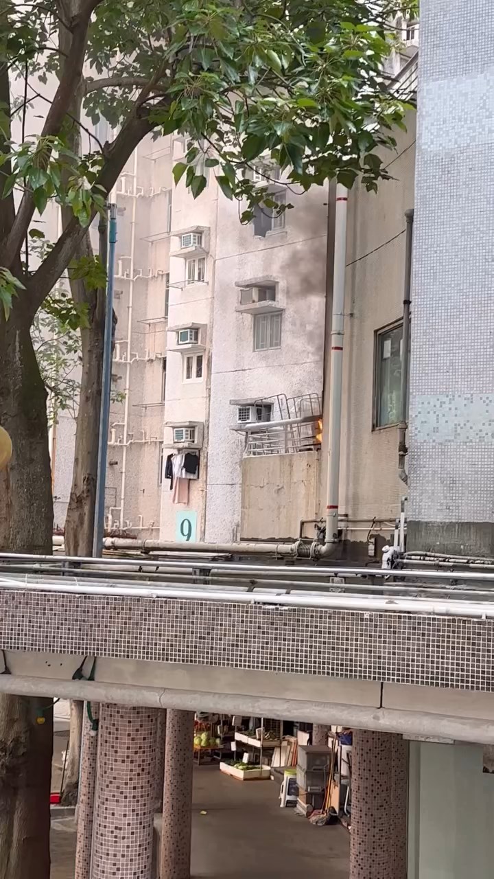 現場黑煙沖天,火勢更波及一個貨架。threads@ladyjagabee 現場黑煙沖天,火勢更波及一個貨架。threads@ladyjagabee