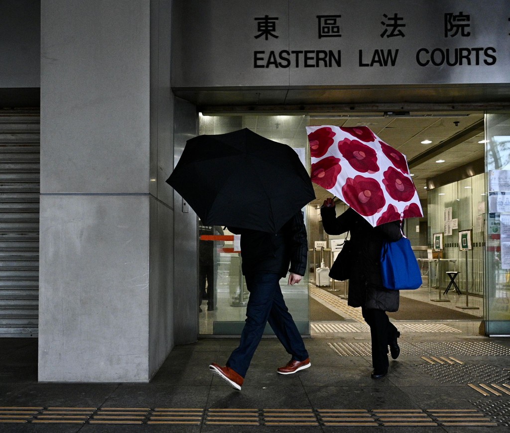 被告到法院應訊。