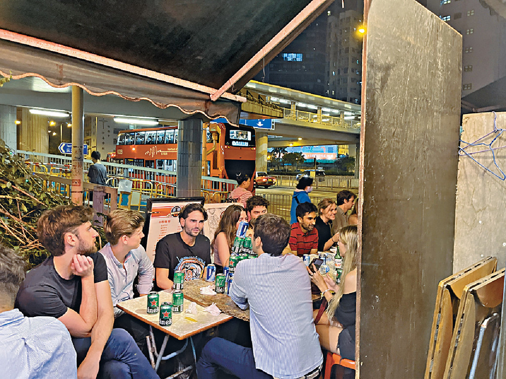 ■後巷氣氛熱鬧，深夜仍坐滿外籍年輕男女。