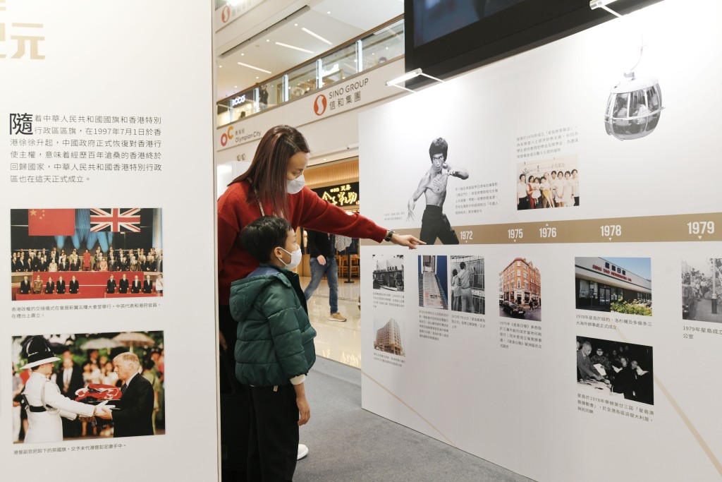 展览吸引不少家长带同小孩参观。 