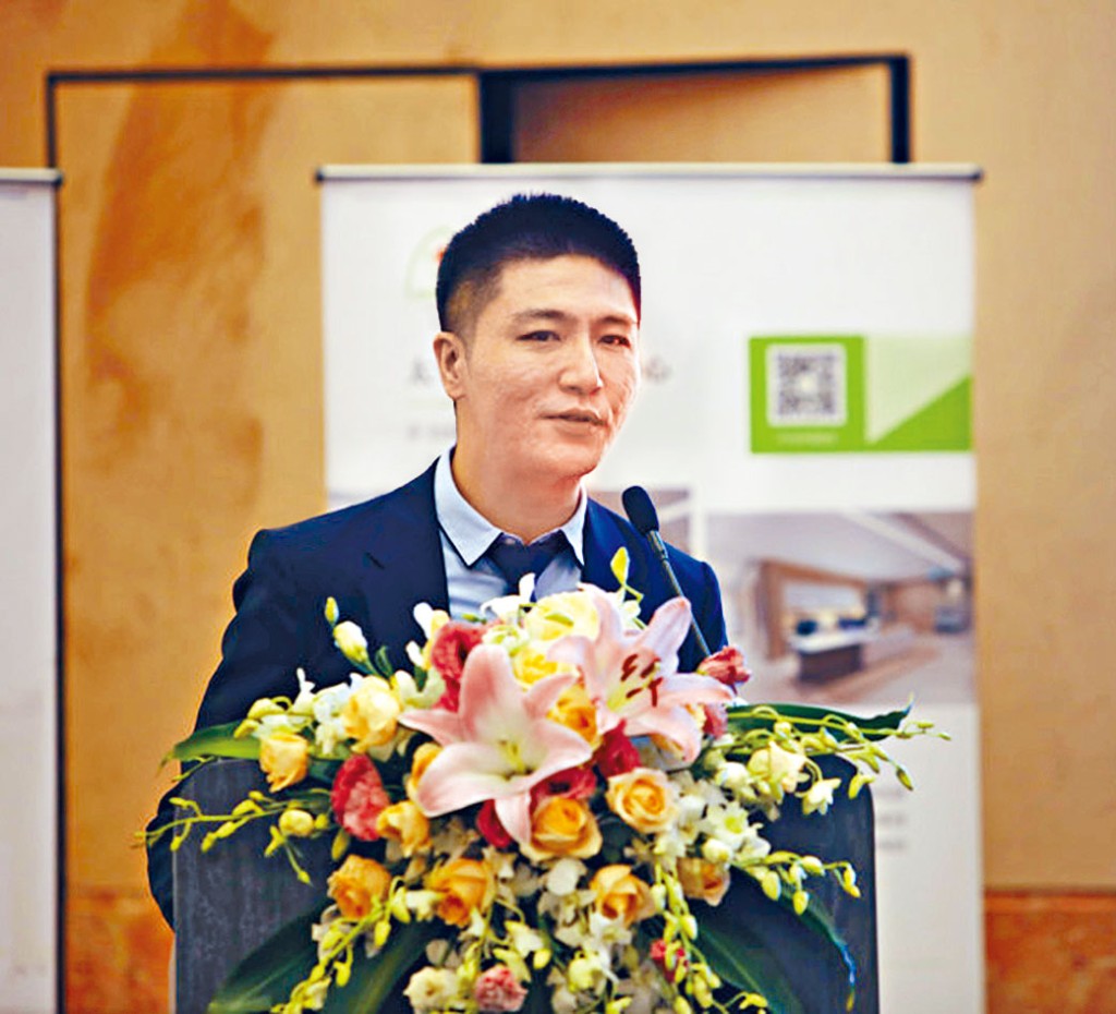 被告李亮原被判囚一年半，及後獲減刑半年。