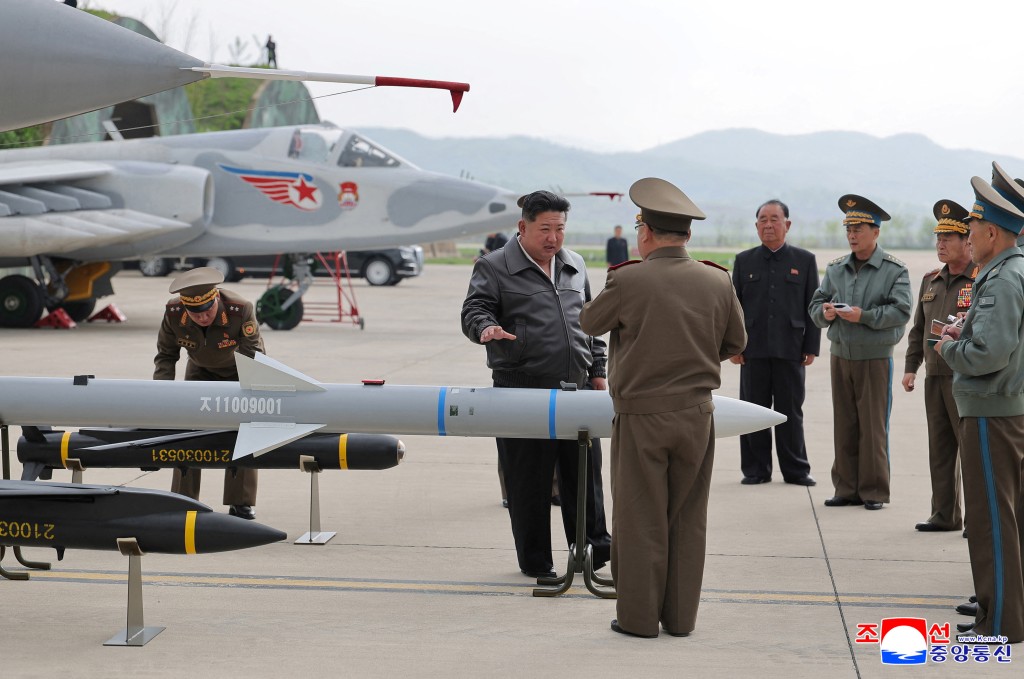 金正恩指导空军训练。 路透社