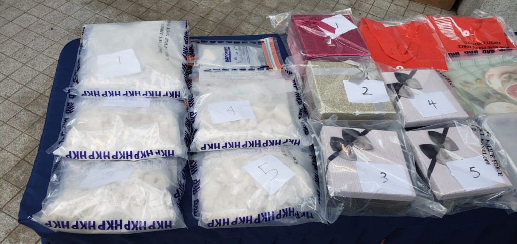 疑犯利用禮物盒掩飾毒品。