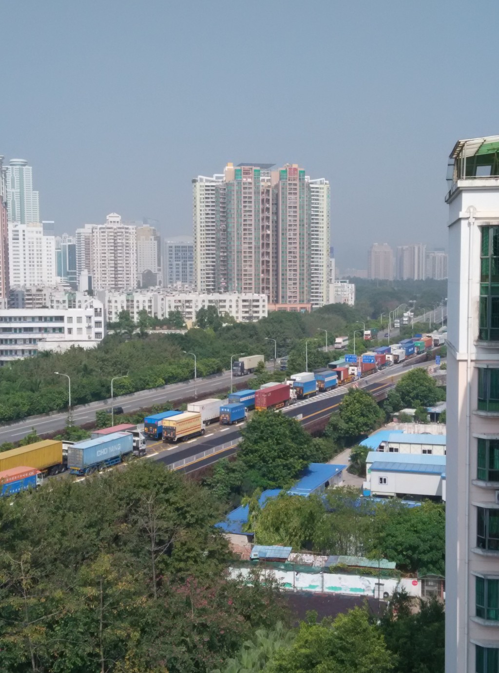 皇崗口岸以往偶爾因電腦系統故障等原因,導致沒法迅速清關,返港貨車大排長龍。 資料圖片 皇崗口岸以往偶爾因電腦系統故障等原因,導致沒法迅速清關,返港貨車大排長龍。 資料圖片