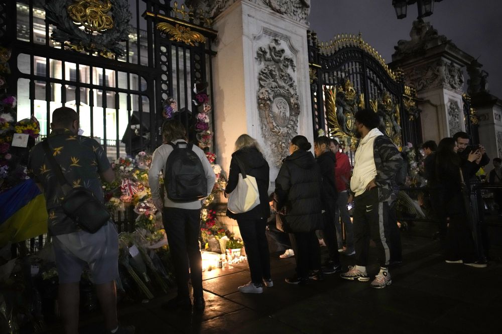 民众在伦敦白金汉宫外悼念。AP