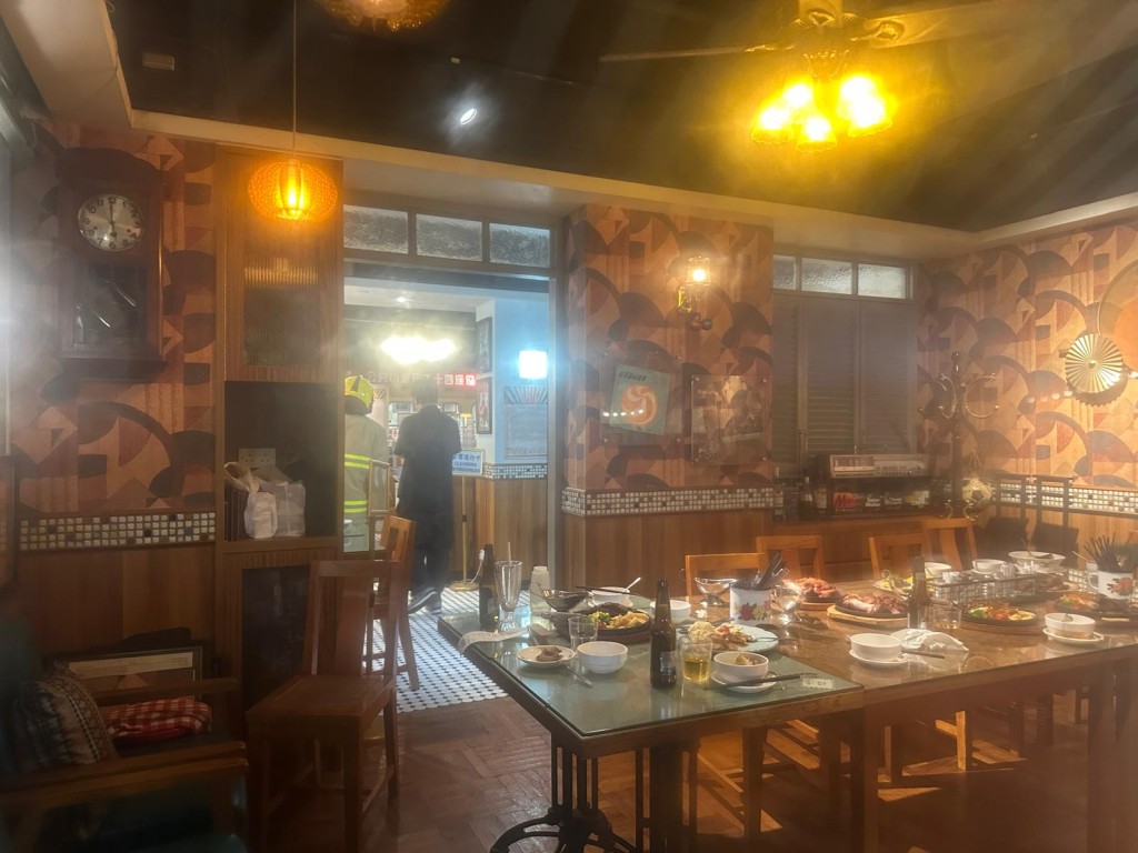 兩名食客食鐵板餐時被火焰燒到受傷。 兩名食客食鐵板餐時被火焰燒到受傷。
