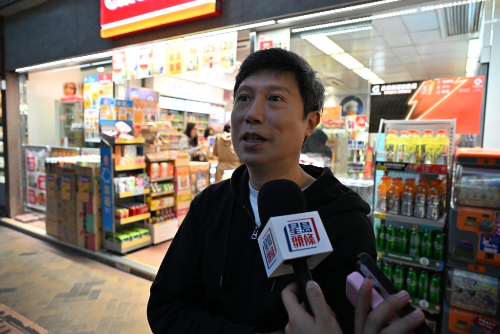 D座業主鄭先生指，屋苑很多老人家，拆棚後當然更安心。